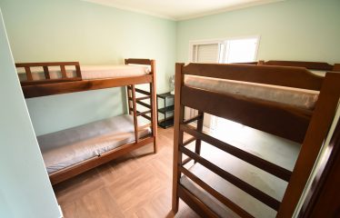 Sobrado com Piscina à 100 m do Mar à venda em Peruíbe.