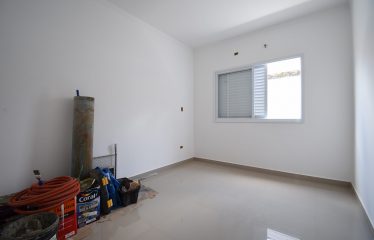 Casa nova com piscina à venda em Peruíbe.