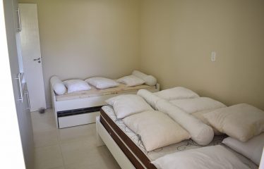 Casa térrea mobiliada com piscina em condomínio à venda em Peruíbe (Litoral Sul Paulista).