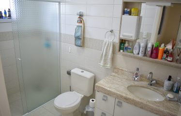 Casa térrea mobiliada com piscina em condomínio à venda em Peruíbe (Litoral Sul Paulista).