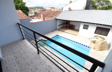Sobrado com Piscina à venda em Peruíbe.