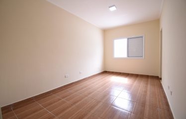 Casa térrea no Centro de Peruíbe à venda.