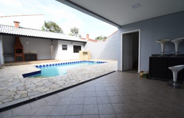 Sobrado com Piscina à venda em Peruíbe.