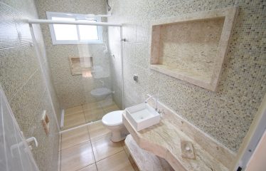 Casa térrea no Centro de Peruíbe à venda.