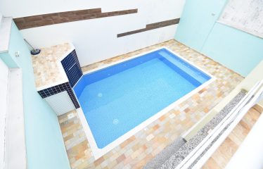 Sobrado com Piscina à 100 m do Mar à venda em Peruíbe.