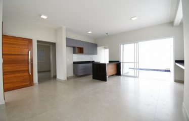 Casa Nova com Piscina à venda em Peruíbe.