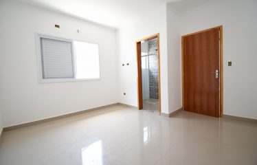 Casa nova com piscina à venda em Peruíbe.