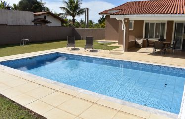 Casa térrea mobiliada com piscina em condomínio à venda em Peruíbe (Litoral Sul Paulista).