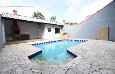 Sobrado com Piscina à venda em Peruíbe.