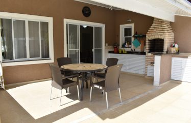 Casa térrea mobiliada com piscina em condomínio à venda em Peruíbe (Litoral Sul Paulista).