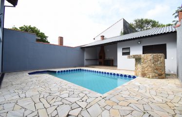 Sobrado com Piscina à venda em Peruíbe.