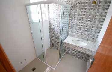 Casa nova com piscina à venda em Peruíbe.