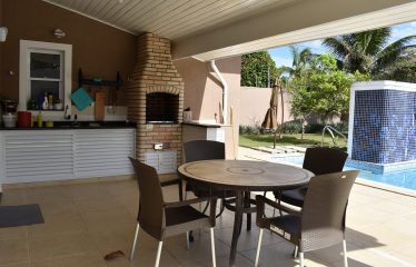 Casa térrea mobiliada com piscina em condomínio à venda em Peruíbe (Litoral Sul Paulista).