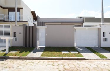 Casa Nova Com Piscina Próximo da Praia À Venda em Peruíbe.