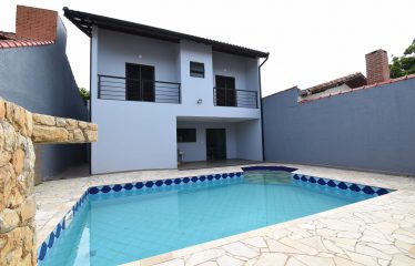 Sobrado com Piscina à venda em Peruíbe.