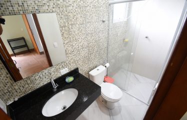 Sobrado com Piscina à 100 m do Mar à venda em Peruíbe.