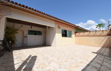 Casa térrea com edícula à venda em Peruíbe.