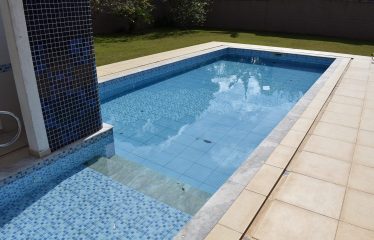 Casa térrea mobiliada com piscina em condomínio à venda em Peruíbe (Litoral Sul Paulista).