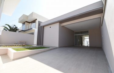 Casa Nova Com Piscina Próximo da Praia À Venda em Peruíbe.