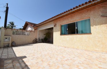 Casa térrea com edícula à venda em Peruíbe.