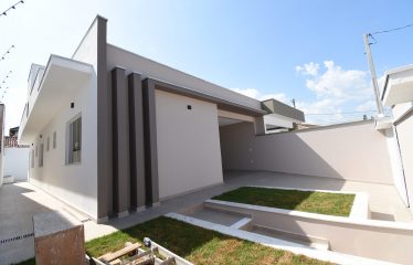 Casa Nova Com Piscina Próximo da Praia À Venda em Peruíbe.