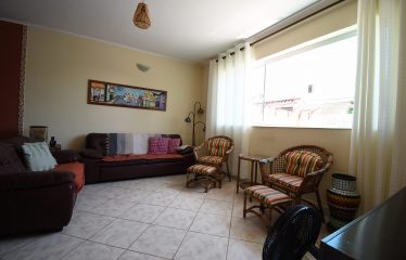 Casa térrea com edícula à venda em Peruíbe.