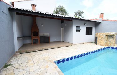 Sobrado com Piscina à venda em Peruíbe.