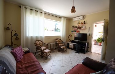 Casa térrea com edícula à venda em Peruíbe.