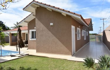 Casa térrea mobiliada com piscina em condomínio à venda em Peruíbe (Litoral Sul Paulista).