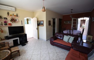 Casa térrea com edícula à venda em Peruíbe.