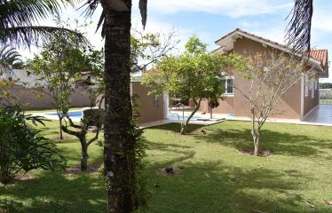 Casa térrea mobiliada com piscina em condomínio à venda em Peruíbe (Litoral Sul Paulista).