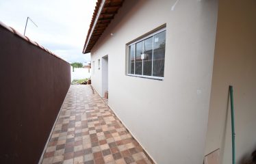 Casa nova em condomínio fechado à venda em Peruíbe.