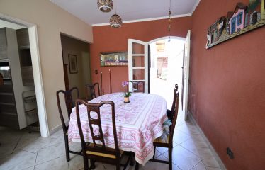 Casa térrea com edícula à venda em Peruíbe.