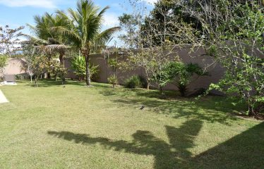 Casa térrea mobiliada com piscina em condomínio à venda em Peruíbe (Litoral Sul Paulista).