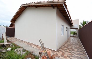Casa nova em condomínio fechado à venda em Peruíbe.