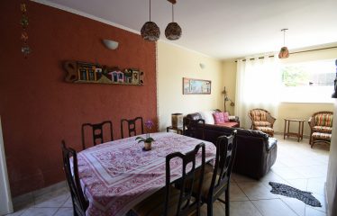 Casa térrea com edícula à venda em Peruíbe.