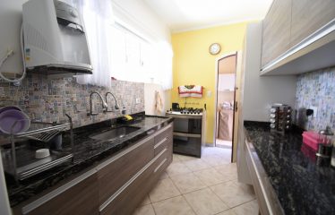 Casa térrea com edícula à venda em Peruíbe.