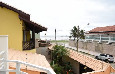 Casa com piscina e vista para o Mar à venda em Peruíbe.