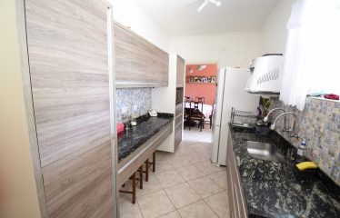 Casa térrea com edícula à venda em Peruíbe.