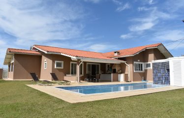 Casa térrea mobiliada com piscina em condomínio à venda em Peruíbe (Litoral Sul Paulista).