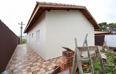 Casa nova em condomínio fechado à venda em Peruíbe.