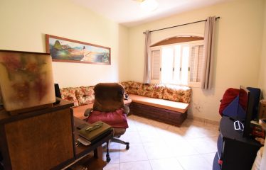 Casa térrea com edícula à venda em Peruíbe.