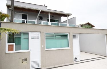 Sobrado com Piscina e Mobiliado a poucos metros da Praia a venda em Peruíbe