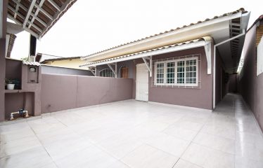 Casa mobiliada à 800 metros da praia à venda em Peruíbe.