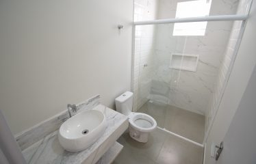 Casa Nova Com Piscina Próximo da Praia À Venda em Peruíbe.