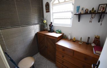 Casa térrea com edícula à venda em Peruíbe.