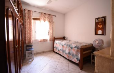 Casa térrea com edícula à venda em Peruíbe.