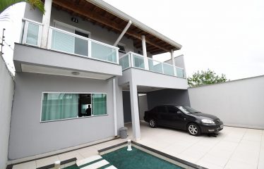 Sobrado com Piscina e Mobiliado a poucos metros da Praia a venda em Peruíbe