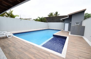 Sobrado com Piscina e Mobiliado a poucos metros da Praia a venda em Peruíbe