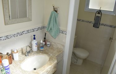 Casa térrea mobiliada com piscina em condomínio à venda em Peruíbe (Litoral Sul Paulista).